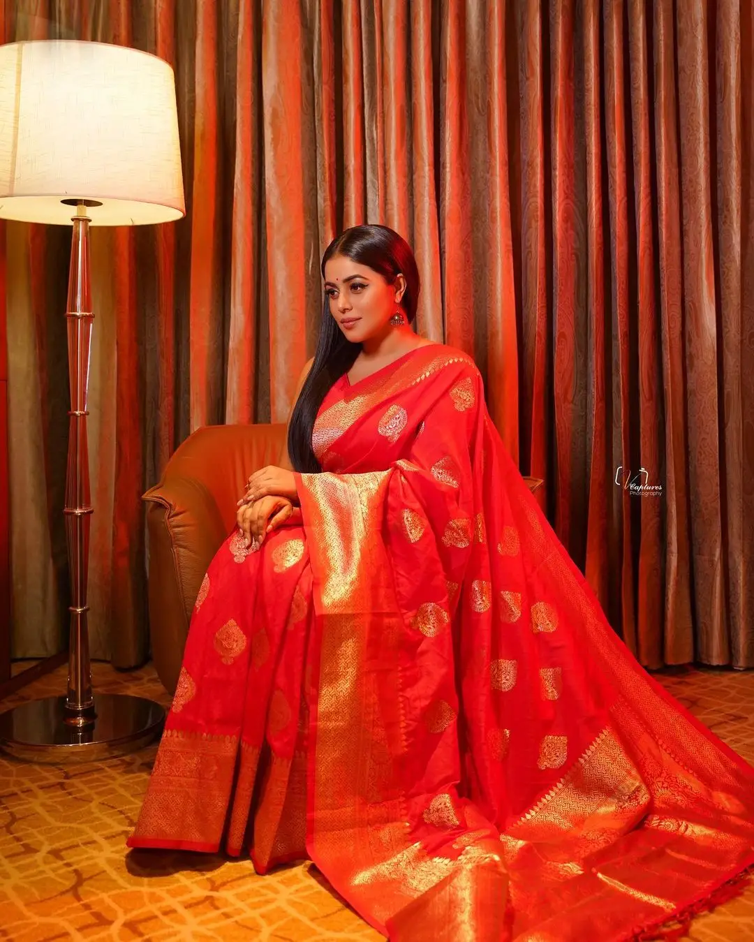 SHAMNA KASIM WEARING BEAUTIFUL LONG HAIR ORANGE SAREE 2